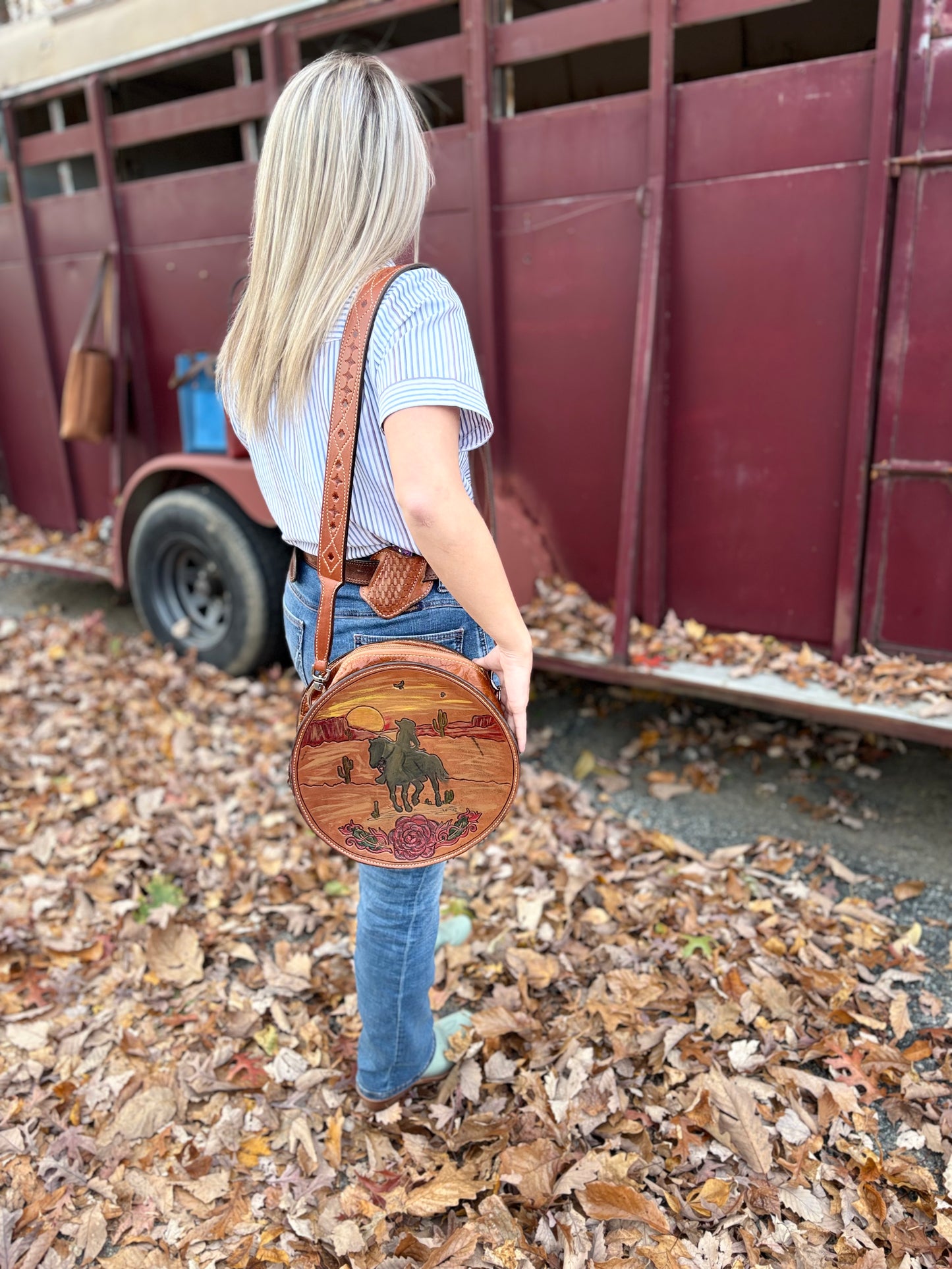 12” Handmade Leather Round Roper Bag – Desert Scene